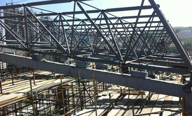 湘西简述网架公司的黑色压型钢板的吊装步履